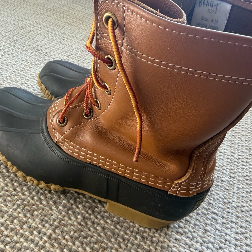Classic L.L. Bean Boots (unisex kids 4) - Picture 4 of 6